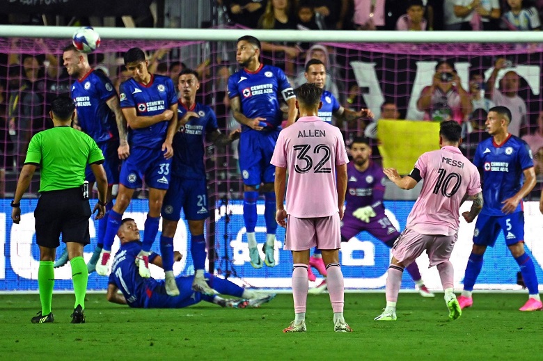 Messi lập siêu phẩm sút phạt ở phút 94 trong trận ra mắt Inter Miami - Ảnh 1