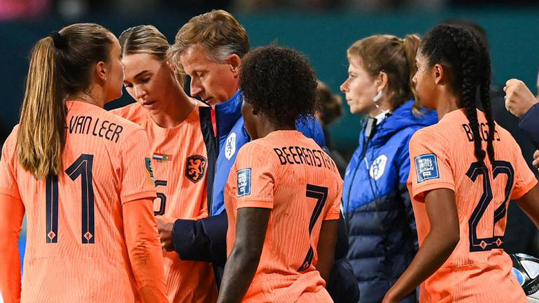 HLV tuyển Hà Lan bị nghi ép cầu thủ giả chấn thương để câu giờ - Ảnh 1