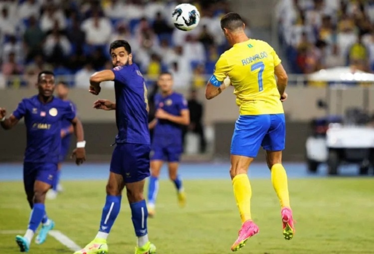 Ronaldo phá kỷ lục ghi bàn bằng đầu, Al Nassr tìm lại chiến thắng - Ảnh 2