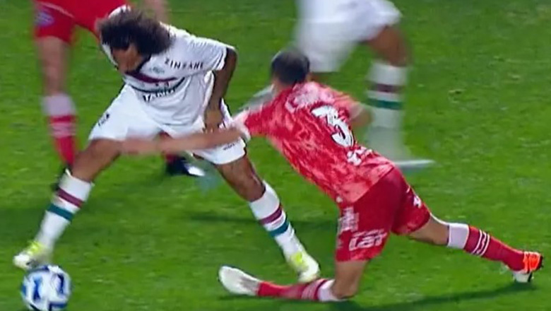 Rợn người với pha vào bóng khiến đối thủ gãy chân của Marcelo - Ảnh 1