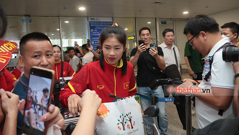 Huỳnh Như, Vạn Sự rạng rỡ khi về nước sau hành trình ở World Cup nữ 2023 - Ảnh 7