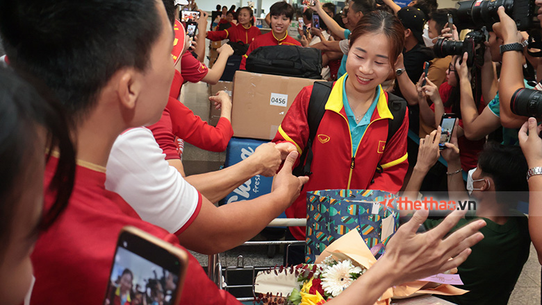Huỳnh Như, Vạn Sự rạng rỡ khi về nước sau hành trình ở World Cup nữ 2023 - Ảnh 8