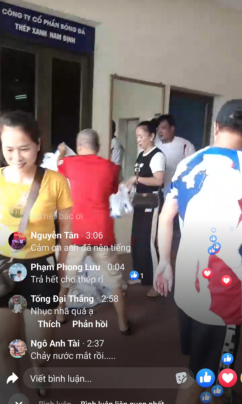 Khán giả Nam Định bức xúc, mang áo đấu CLB lên trả lại đội bóng - Ảnh 1