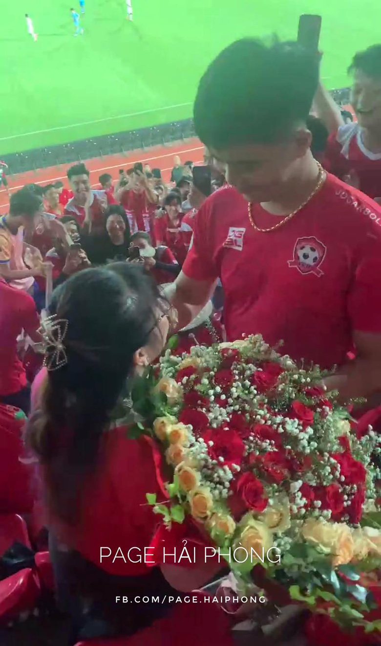 Cổ động viên Hải Phòng cầu hôn bạn gái giữa trận đấu với Nam Định - Ảnh 1