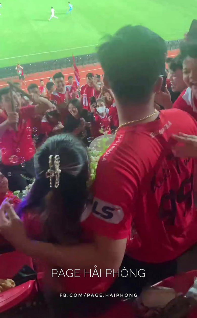 Cổ động viên Hải Phòng cầu hôn bạn gái giữa trận đấu với Nam Định - Ảnh 2