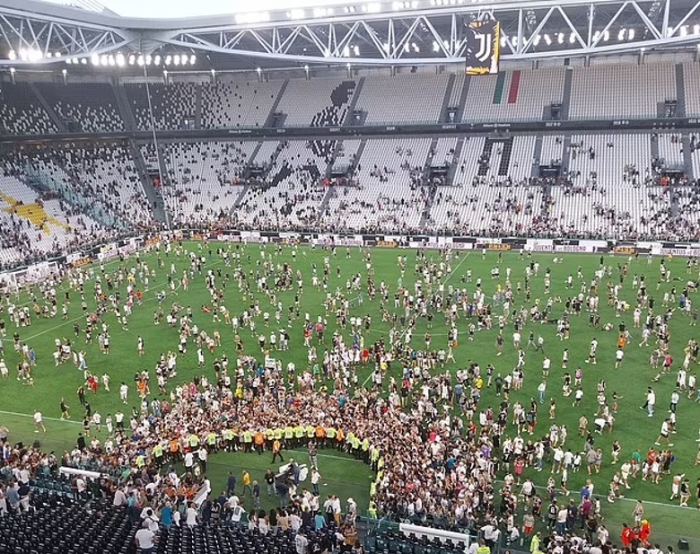 Khán giả Juventus tràn xuống sân phản đối CLB mua Lukaku - Ảnh 1