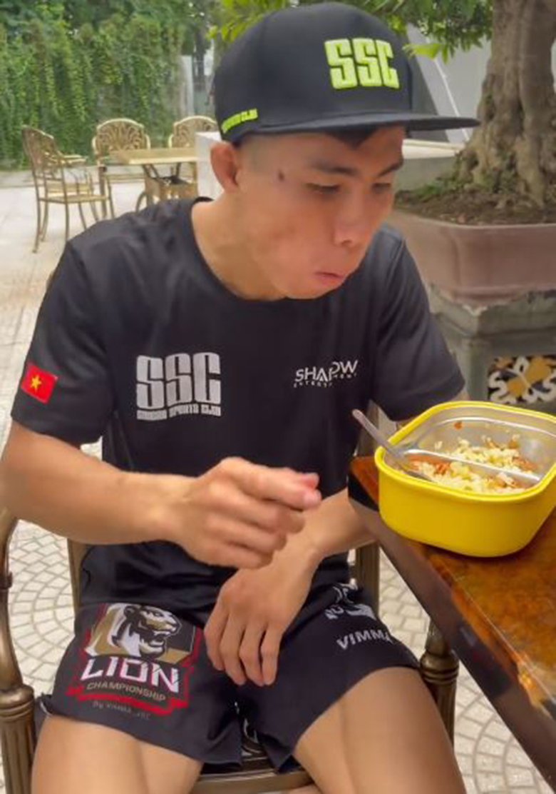 Văn Nam khoe ăn cơm vợ nấu trước trận bảo vệ đai Lion Championship - Ảnh 2
