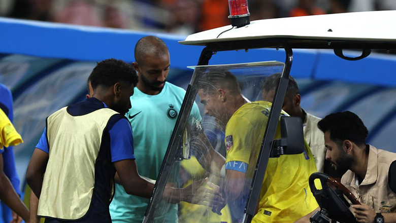 Ronaldo chấn thương, rời sân bằng xe y tế sau khi lập cú đúp cho Al Nassr - Ảnh 1