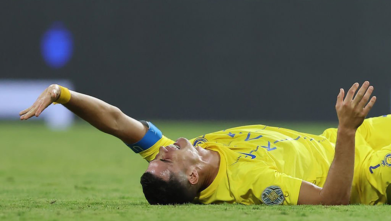Ronaldo chấn thương, rời sân bằng xe y tế sau khi lập cú đúp cho Al Nassr - Ảnh 3