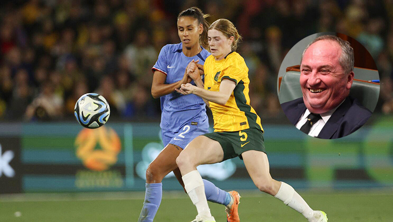 Sự cố hài hước tại World Cup nữ 2023: Cựu phó thủ tướng Australia cổ vũ nhầm  - Ảnh 1