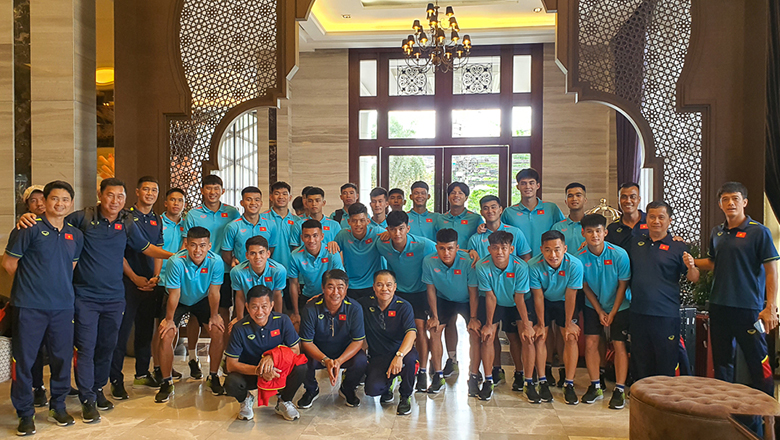 U23 Việt Nam đặt chân tới Thái Lan, sẵn sàng đối đầu U23 Bahrain trước giải Đông Nam Á - Ảnh 1