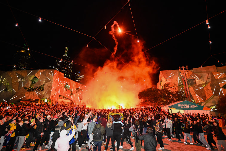 CĐV Australia quậy phá, đốt pháo sáng, fanzone trận tranh hạng Ba World Cup nữ 2023 bị hủy - Ảnh 1