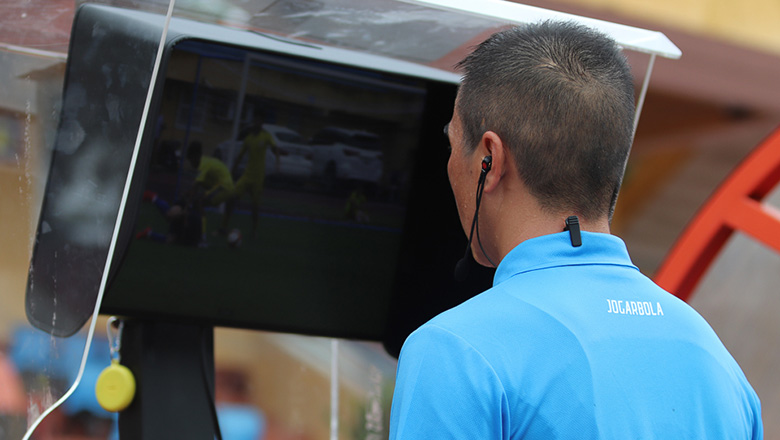 FIFA hỗ trợ thêm 2 xe VAR cho bóng đá Việt Nam - Ảnh 1