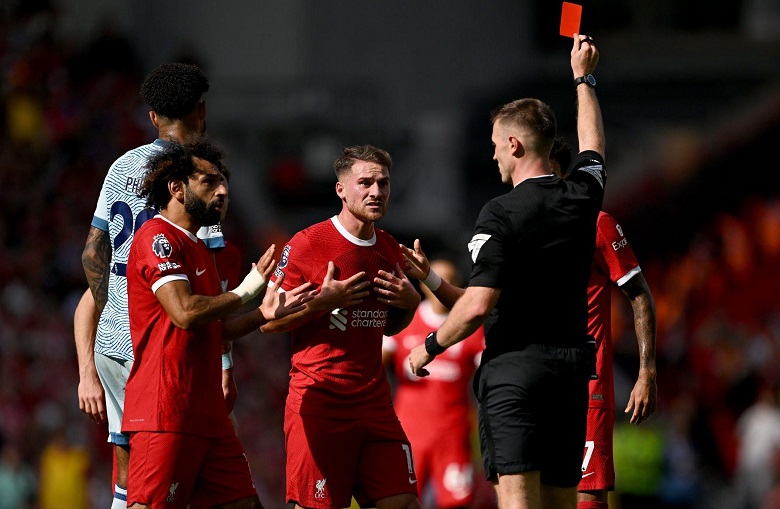 Tân binh Liverpool nhận thẻ đỏ ở trận ra mắt Anfield, nghỉ đại chiến Newcastle - Ảnh 1