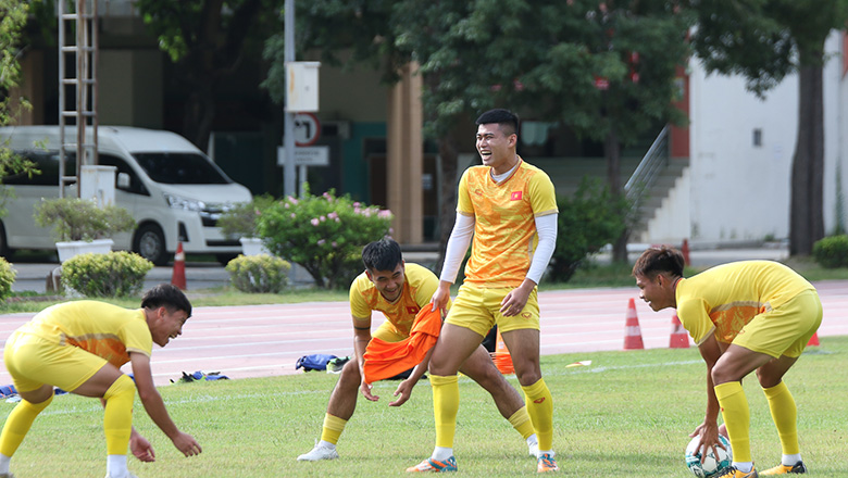 U23 Việt Nam tập nhẹ, chơi trò chơi trước thềm trận ra quân giải U23 Đông Nam Á 2023 - Ảnh 2