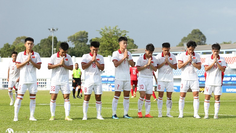 Các cầu thủ U23 Việt Nam chắp tay tưởng nhớ, dành tặng chiến thắng cho 3 thành viên HAGL - Ảnh 1