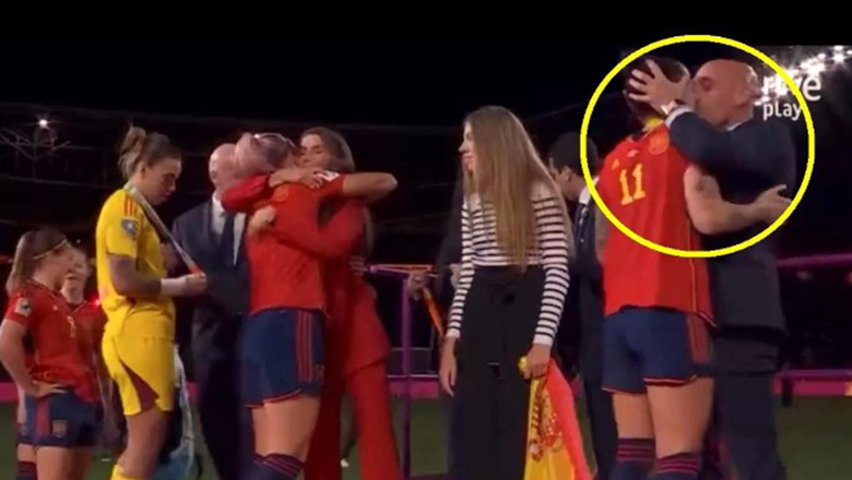 Chủ tịch LĐBĐ Tây Ban Nha gây sốc khi ôm, hôn 2 nữ cầu thủ vô địch World Cup 2023 - Ảnh 1