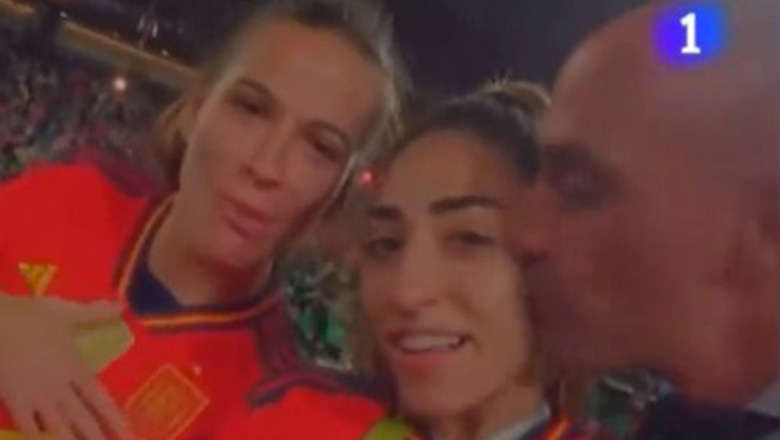Chủ tịch LĐBĐ Tây Ban Nha gây sốc khi ôm, hôn 2 nữ cầu thủ vô địch World Cup 2023 - Ảnh 2