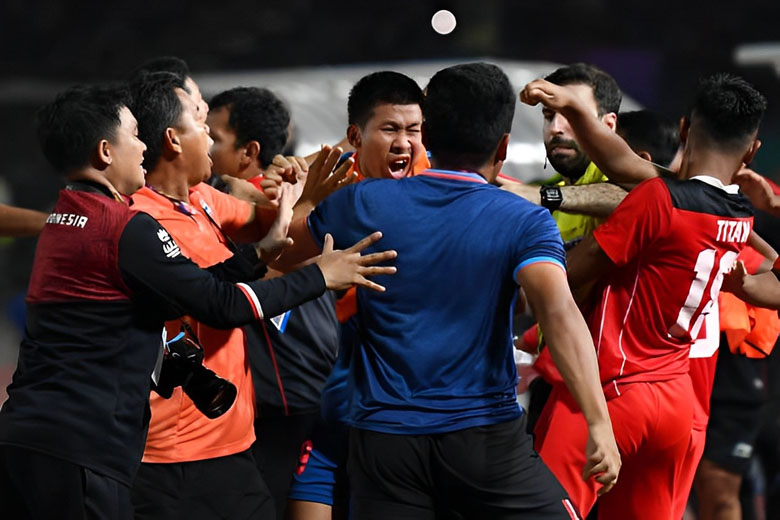 HLV U23 Thái Lan thừa nhận 'đã quên vụ ẩu đả với Indonesia tại SEA Games 32' - Ảnh 1