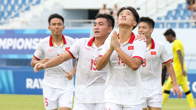 Nguyễn Quốc Việt tri ân cố HLV Dương Minh Ninh sau khi ghi bàn cho U23 Việt Nam - Ảnh 4