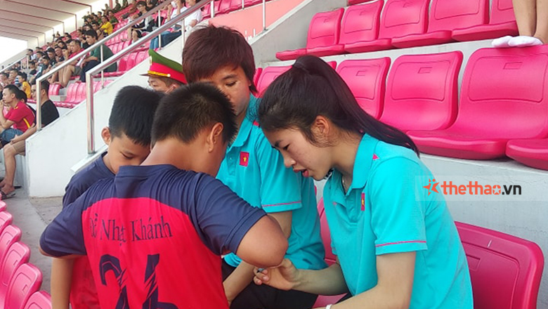 Tuyển nữ Việt Nam đến xem CLB Hải Phòng đá vòng cuối V.League, ký tặng cho khán giả nhí - Ảnh 1