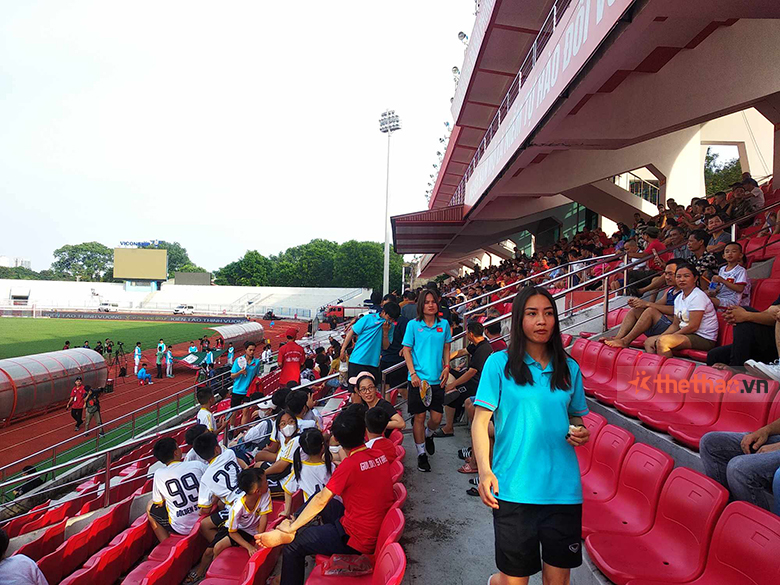 Tuyển nữ Việt Nam đến xem CLB Hải Phòng đá vòng cuối V.League, ký tặng cho khán giả nhí - Ảnh 2