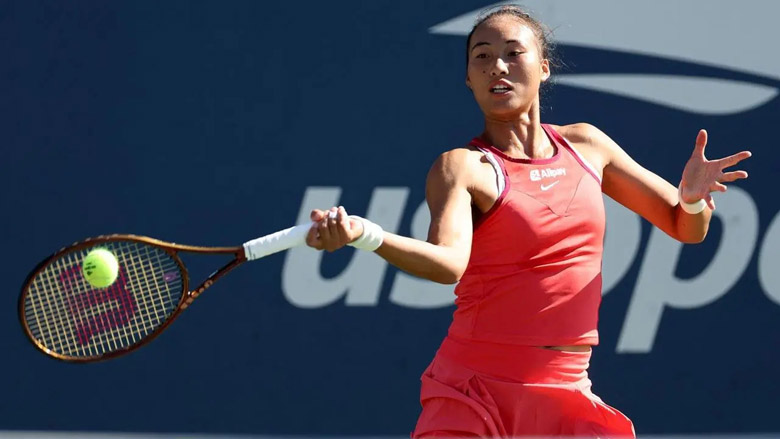 Tay vợt 20 tuổi của Trung Quốc thắng sốc đương kim á quân US Open, lần đầu vào tứ kết Grand Slam - Ảnh 1