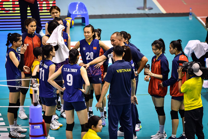 Tuyển bóng chuyền nữ Việt Nam thua nhanh Trung Quốc ở bán kết giải Vô địch châu Á 2023 - Ảnh 1