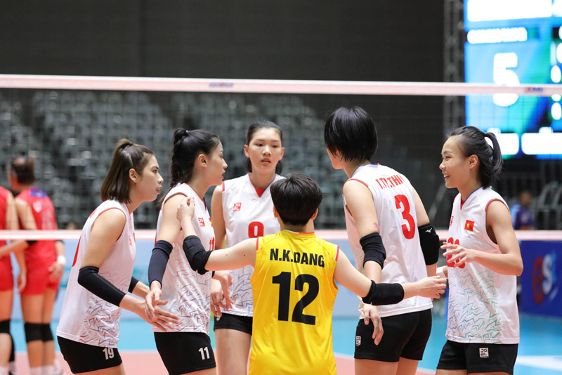Tuyển bóng chuyền nữ Việt Nam 'lên đồng', thua tiếc nuối Nhật Bản ở giải Vô địch châu Á 2023 - Ảnh 1