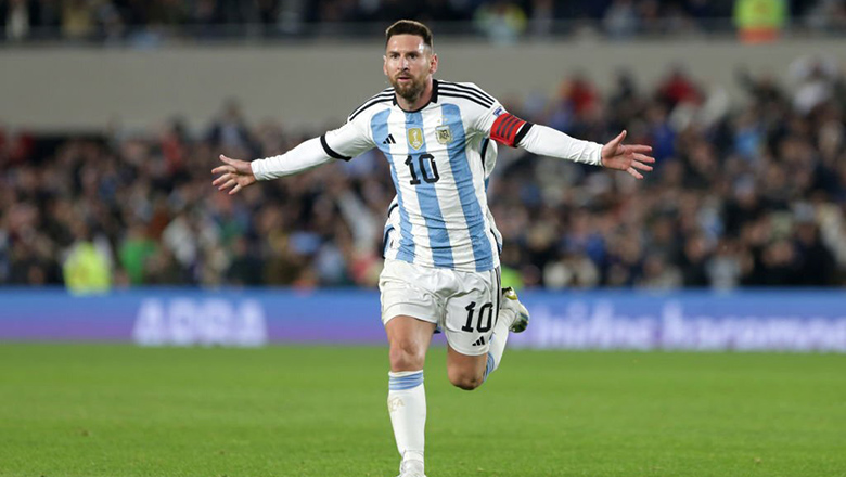 Messi đá phạt như 'hack', Argentina thắng nhọc Ecuador  - Ảnh 1