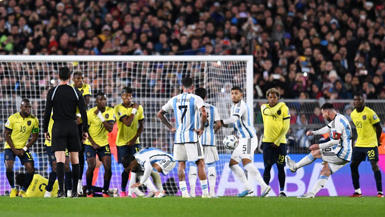Messi đá phạt như 'hack', Argentina thắng nhọc Ecuador  - Ảnh 2
