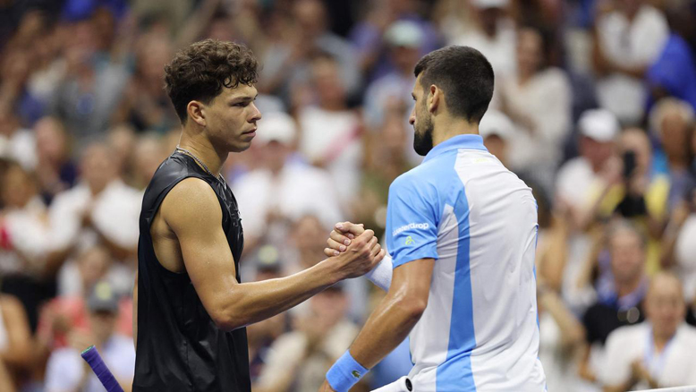 Djokovic bị 'ném đá' vì chế nhạo cách ăn mừng của đối thủ - Ảnh 2