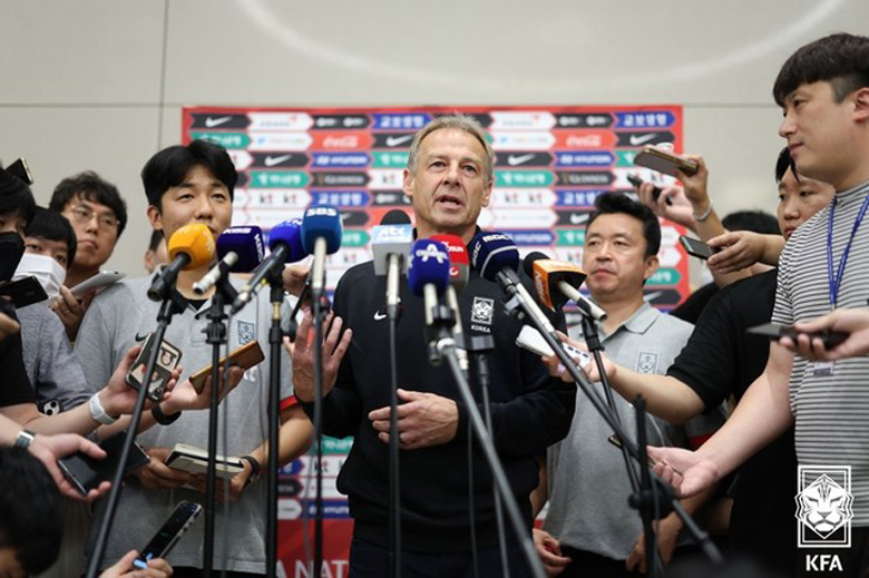 HLV Klinsmann bảo vệ con trai, chỉ trích NHM Hàn Quốc - Ảnh 1
