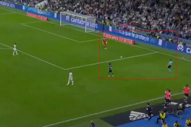 Trọng tài biên chạy vào sân, chuyền bóng cho thủ môn Real Madrid - Ảnh 1