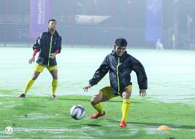 U23 Việt Nam tập dưới mưa trước trận cầu sinh tử ở vòng bảng ASIAD 19 - Ảnh 1