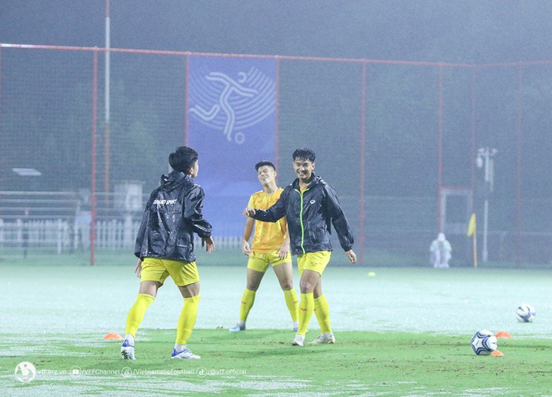 U23 Việt Nam tập dưới mưa trước trận cầu sinh tử ở vòng bảng ASIAD 19 - Ảnh 2