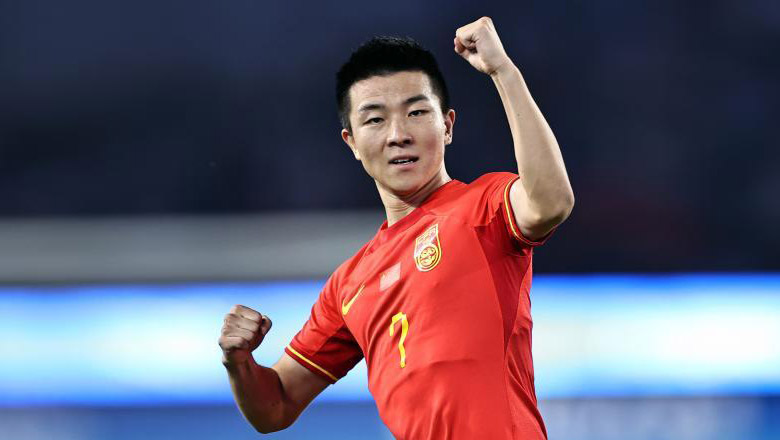 Tiền đạo Olympic Trung Quốc tái hiện pha bỏ lỡ không tưởng của Torres trước MU: Lừa thủ môn rồi sút ra ngoài - Ảnh 2