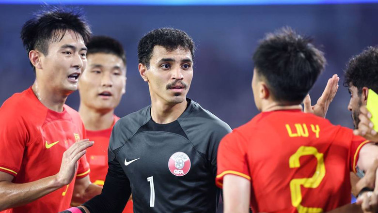 Trọng tài bị Olympic Qatar quây vì thổi hết giờ sớm, 'trợ giúp' Trung Quốc thắng trận - Ảnh 2