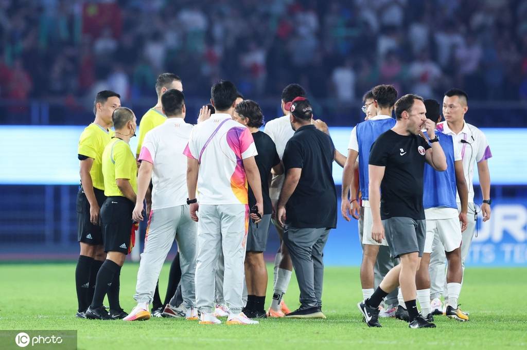 Trọng tài bị Olympic Qatar quây vì thổi hết giờ sớm, 'trợ giúp' Trung Quốc thắng trận - Ảnh 3