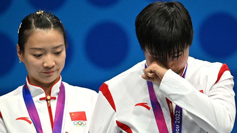  VĐV Trung Quốc khóc trên bục nhận huy chương vì thua chung kết cầu lông đồng đội nữ ASIAD 19 - Ảnh 1