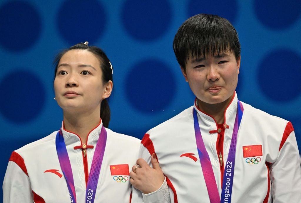  VĐV Trung Quốc khóc trên bục nhận huy chương vì thua chung kết cầu lông đồng đội nữ ASIAD 19 - Ảnh 2