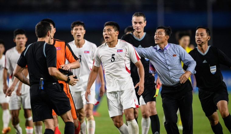 Cầu thủ Triều Tiên hỏi tội trọng tài vì bàn thua gây tranh cãi tại ASIAD 19 - Ảnh 1