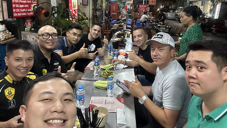 Đến Việt Nam, Shane Van Boening, Alcaide được ‘Tkon’ đưa đi ăn đặc sản ở vỉa hè - Ảnh 1
