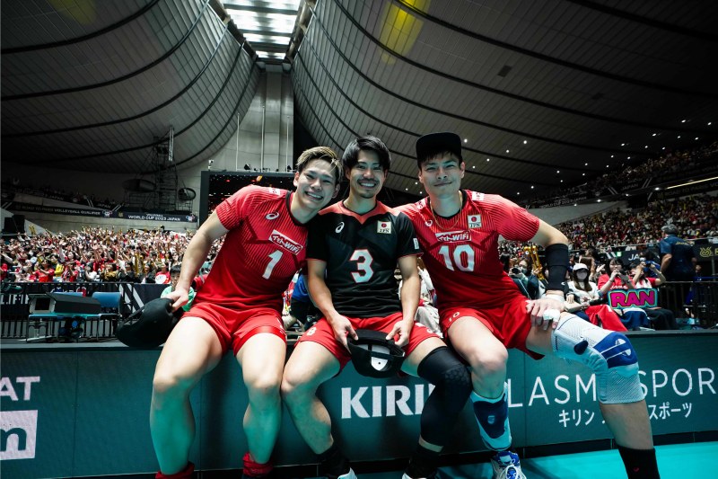 Tuyển bóng chuyền nam Nhật Bản tưởng nhớ ngôi sao vừa qua đời khi giành vé tới Olympic Paris 2024 - Ảnh 2