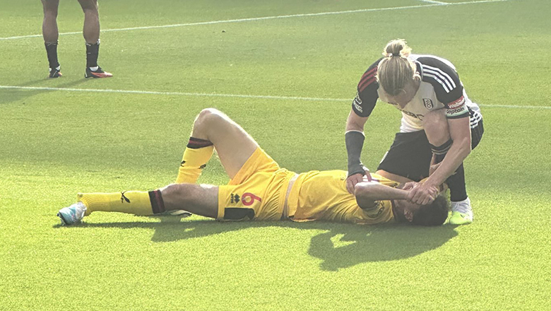 Cầu thủ Sheffield United dính chấn thương rùng rợn - Ảnh 1