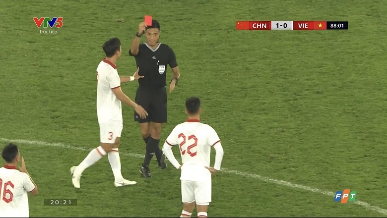 Nguyễn Tiến Linh nhận thẻ đỏ chỉ sau 10 phút vào sân trước ĐT Trung Quốc - Ảnh 2