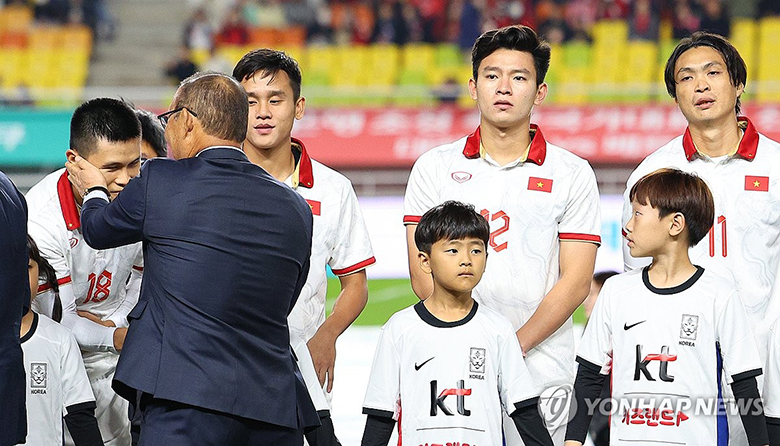 HLV Park Hang Seo xuống sân bắt tay cầu thủ Việt Nam trước trận giao hữu gặp Hàn Quốc - Ảnh 2