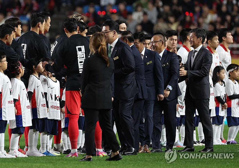 HLV Park Hang Seo xuống sân bắt tay cầu thủ Việt Nam trước trận giao hữu gặp Hàn Quốc - Ảnh 4