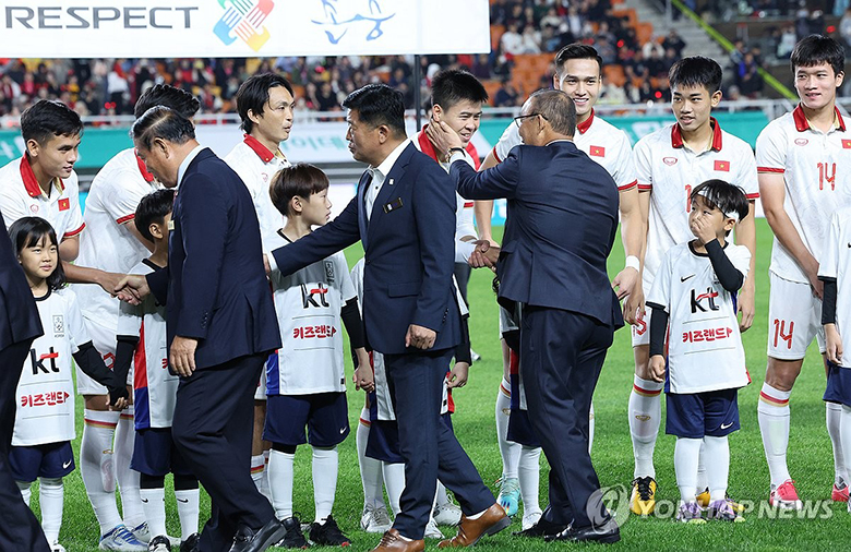 HLV Park Hang Seo xuống sân bắt tay cầu thủ Việt Nam trước trận giao hữu gặp Hàn Quốc - Ảnh 5