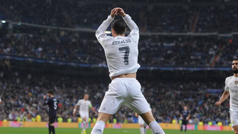 Giải mã phong cách ăn mừng của các ngôi sao bóng đá: ‘Ngạo nghễ’ Ronaldo, ngã ngửa với Lord Bendtner - Ảnh 1